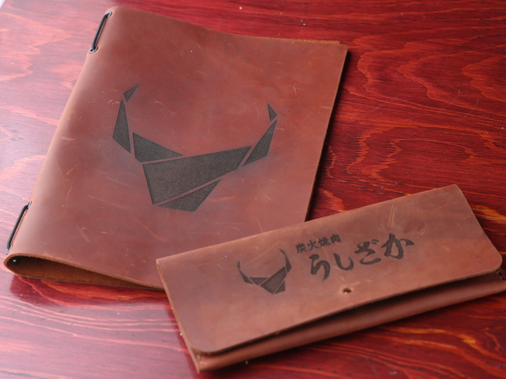 店主こだわりの本牛皮。経年変化を楽しめるオリジナルグッズも有