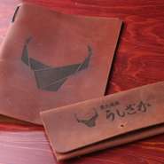 店主こだわりの本牛皮。経年変化を楽しめるオリジナルグッズも有