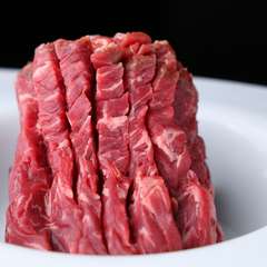 SNS映えする大迫力で人気。柔らかくジューシーな牛ハラミを、塊の状態で提供『一本ハラミ』