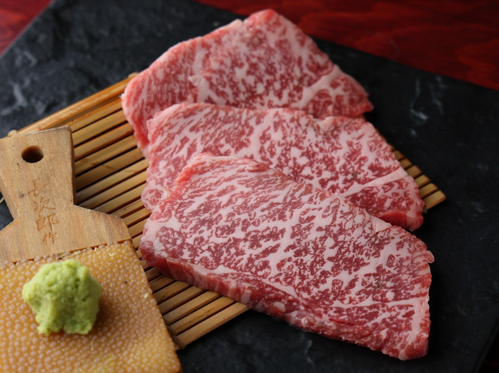  店の一番人気。肉質がきめ細かく、霜降りも入りやすい上級部位『やみつきロース』