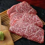牛一頭から20kg程度しか取れない希少部位であるリブロース。きめが細かく、柔らかく、上品な甘い風味の希少部位です。霜降りも入りやすいため、美しい断面です。やみつきになること間違いなし。
