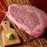 トモサンカクは、シンタマの一部で牛肉一頭から約4～5kgしか取れない希少部位です。一度食べるとクセになる上品な味わいが魅力。限定メニューなので、オーダーは早めに！
