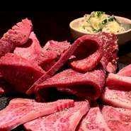 【炭火焼肉うしざか】で使われる牛肉は、本当においしいと思える素材を厳選。オーナーシェフに内容はおまかせの『盛り合わせ』は、価格別に3種類用意されています。利用シーンや人数で選べます。