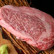 冷凍した肉は一切取り扱わないのがこだわり。鮮度の良い、全国各地の和牛を厳選し取り寄せています。柔らかくきめ細かな肉質と上質な旨みの牛肉を味わうことができます。
