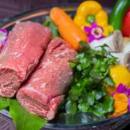 料理に使われるのは、奄美の海と豊かな大地で育まれた“島の恵み”。奄美産や鹿児島県産の恵みが主に使用されます。水揚げされたばかりの鮮魚や、新鮮な野菜・フルーツなど、季節を代表する食材が選ばれています。