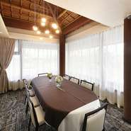 店内には、洋風の個室も完備されています。明るい陽射しが差し込み、開放感のある部屋。プラベート感重視の、ビジネスシーンでの接待や、大切な人の記念日にふさわしい空間です。