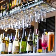 ウエディングプランナーがサポートする本格的な挙式もOK。アルコールメニューも、カクテルはもちろん、ビール・ワイン・シャンパンなど豊富にラインナップされています。二次会パーティーにも最適です。