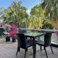 店内には、南国の風を感じられる開放的なテラス席が用意されています。ランチデートや女子会にオススメ。南国リゾートにいるかのような、リラックスできる空間です。