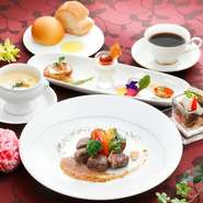 リーズナブルにフレンチを堪能したい方にオススメのランチコースです。メインは、牛と魚から選べ、手軽に上質な料理を堪能。女子会や友人との、ゆったりとしたランチタイムを楽しめます。