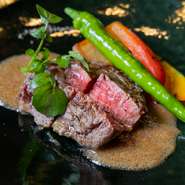 鹿児島県産黒毛和牛のヒレ肉は、きめが細かく、舌触りもまろやか。そのヒレ肉のグリルをメインとしたコースです。オリジナルジャポネソースが味を引き立てます。極上の柔らかさと最高級のうまみを堪能できます。