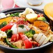 スープ・サラダ

※＜デザートとコーヒーは別料金となります＞
●プチデザートとコーヒー+200円
●デザート3種とコーヒー +900円