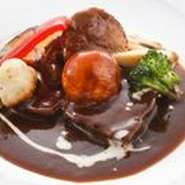 スープ・サラダ・パンまたはライス

※＜デザートとコーヒーは別料金となります＞
●プチデザートとコーヒー+200円
●デザート3種とコーヒー +900円