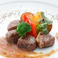 スープ・サラダ・パンまたはライス

※＜デザートとコーヒーは別料金となります＞
●プチデザートとコーヒー+200円
●デザート3種とコーヒー +900円