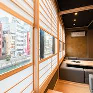 窓際に配置された掘りごたつ席の障子には窓ガラスが組み込まれており、外の風景を眺めることができます。昼と夜とでは表情を変える大阪の街を、食事しながら楽しみましょう。
