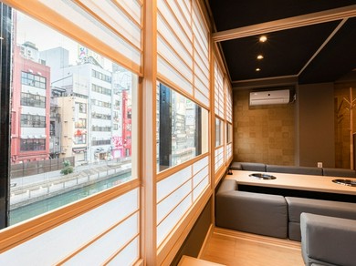窓の外には道頓堀川が流れる、大阪らしい風景の中でのおもてなし