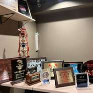 店の一角には、輝かしい賞レースを勝ち抜いた証となる盾やトロフィーの一部が飾られています。【焼肉暁牛】で仕入れるのは、各地方の銘柄牛の中からさらに選び抜いた牛肉のみ。