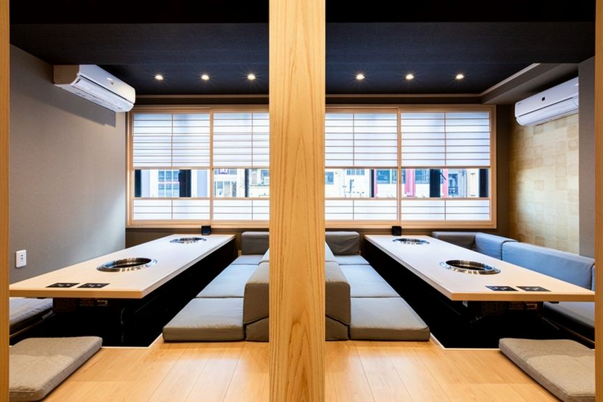 個室を2部屋用意。仕切りを開けて1部屋として利用することも