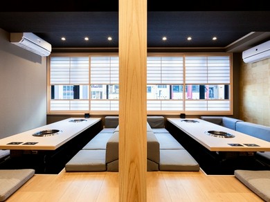 個室を2部屋用意。仕切りを開けて1部屋として利用することも