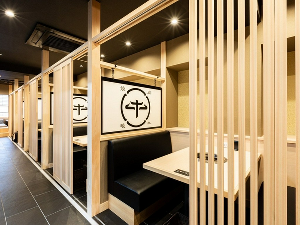 デートにも使いやすい半個室のテーブル席を完備