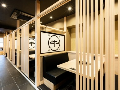 デートにも使いやすい半個室のテーブル席を完備