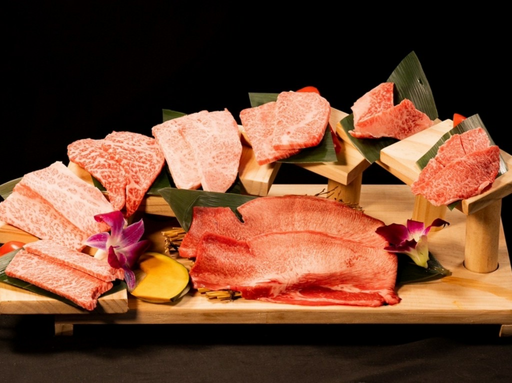 その日のオススメ部位のみを選び、盛付けから美しく仕上げている『上肉盛り合わせ』