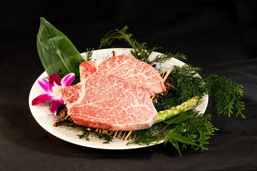 脂の甘みと赤身の旨み、両方のバランスに優れた『極上シャトーブリアンステーキ』