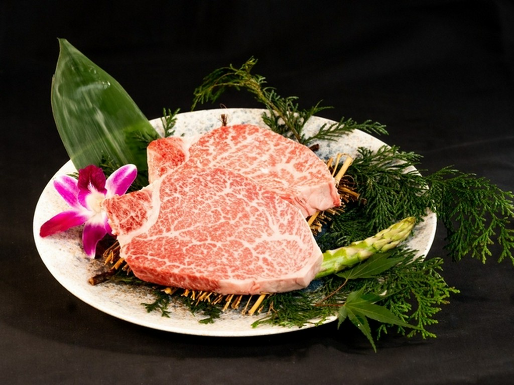 脂の甘みと赤身の旨み、両方のバランスに優れた『極上シャトーブリアンステーキ』