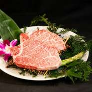 牛肉の中でも特に柔らかな部位・ヒレの中の中心部分にある「シャトーブリアン」。きめ細かなサシが入った肉からは、ジュワッと肉汁が溢れ出し口の中を満たします。贅沢にステーキで堪能。