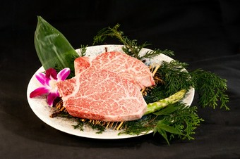 脂の甘みと赤身の旨み、両方のバランスに優れた『極上シャトーブリアンステーキ』