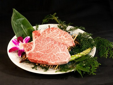 脂の甘みと赤身の旨み、両方のバランスに優れた『極上シャトーブリアンステーキ』