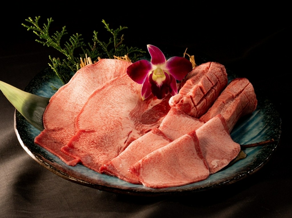 「タン元」と「タン中」、それぞれの味や食感の違いを楽しむ『タン盛り合わせ』