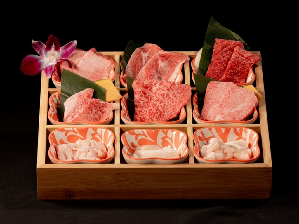 自分好みの部位を探しやすい『暁牛のお任せ肉盛り合わせ』