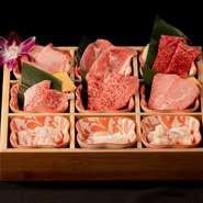 こだわりの牛肉を部位ごとに納めています。黒毛和牛の良いところを少しずつ盛り合わせにしたバラエティー豊かな逸品。ヒレ、タン、ホルモンまで揃っているので、注文に迷うようなときはオススメです。