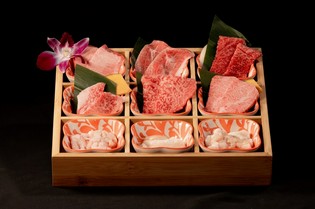 自分好みの部位を探しやすい『暁牛のお任せ肉盛り合わせ』