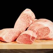 日本を代表する三大和牛、全国で受賞経験を持つ黒毛和牛を塊肉で仕入れています。塊肉の部位を見極め、鮮度を保ちながら部位ごとに必要な量を切り分けることが可能。もちろんホルモンにも黒毛和牛が使われています。