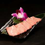 画像は「フランク」というバラ肉の中の一部。脂が少なく食べやすいのですが、牛一頭から取ることができる数量には限りがあります。【焼肉暁牛】では、このような希少部位も用意。