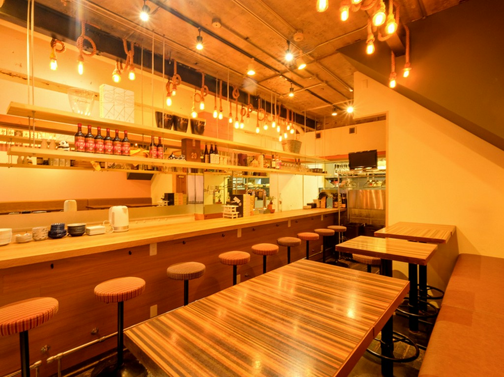 一杯目から〆までOK。利用シーンを選ばない空間