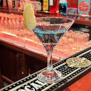 カクテルはもちろんのこと、各種アルコールを取り揃えてお待ちしております。22時以降の飲み放題は、660円メニューと一部の770円メニュー合わせ80種類以上が対象です。沢山楽しんでいただきたいからこその思いです。