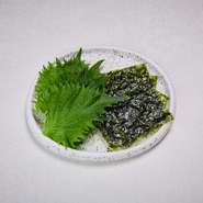 ユッケのお供 - 韓国海苔と大葉 -