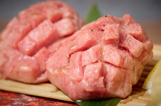 上質な九州産黒毛和牛のタンを、豪快に厚切りで『特上タン』