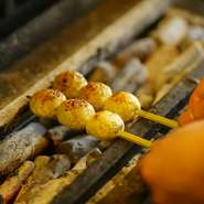 遠赤効果の高い炭火で調理を行うため、食材の内側にじっくり火が通っていきます。炭の煙で燻されるように、外はカリッと中はしっとり。素材そのもののおいしさを引き出します。