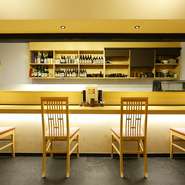 目の前で串を焼いてくれる料理人を見ながら食事ができるカウンター席。お一人様も、食事をゆったりと楽しむことができます。炭の薫りに食欲をそそられ、ついお酒が進むことも。