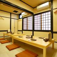 パーテーションで中央を仕切られている3室の個室は、繋げることで1室として利用できます。歓送迎会や仕事の打ち上げ、PTAの集まりなどの宴会にぴったり。人数、コースメニューの相談も、お気軽に。