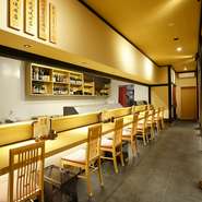 完全個室の落ち着いた雰囲気の中で食事をするも良し、カウンター席でリラックスしながら食事をするも良し。【串屋長右衛門　水俣店】では、会話の糸口になりそうな串料理を楽しむことができます。