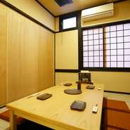 完全個室は、お座敷２席と足を延ばしてリラックスできる掘りごたつ２席となっています。ほかの人を気にする必要がないため、プライベートにオススメ。6名まで入室できる完全個室が、４部屋用意されています。