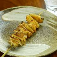 表面をカリカリにするために、じっくりと長時間かけて焼き上げています。皮ならではのプルプルとした食感がおいしくて、何本でも食べられそう。ビールと相性抜群です。