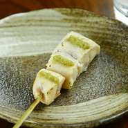 ささみの表面が、白く変化したらできあがり。ポイントは、あまり加熱し過ぎないこと。焼き上げた後に、国産本ワサビを乗せて提供しています。サッパリとしたおいしさ。