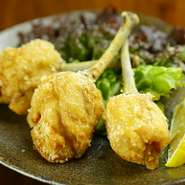 清流鶏の柔らかい手羽中を使った竜田揚げで、女性を中心に大人気の一品。タレにしっかりと漬け込んだ肉と、衣のカラっとした食感が口の中で弾けて、ジュワッと旨みが広がります。ワインにも良く合います。