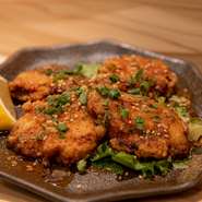 大葉や生姜など香味野菜入りのタレで。