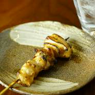 柔らかくジューシーな肉質のブランド鶏のももを使用。適度な弾力も楽しむことができ、噛むたびに肉汁が溢れ出してきます。もも肉は特に食感が良く、旨みもたっぷり。